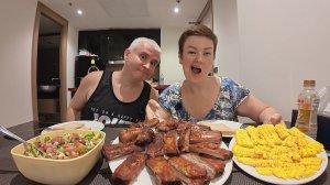 Мукбанг ОТЪЕДАЕМСЯ в Таиланде деликатесами перед ДОМОМ! Вован  ХУДЕЕТ на глазах! Семейный ужин РЁБРА