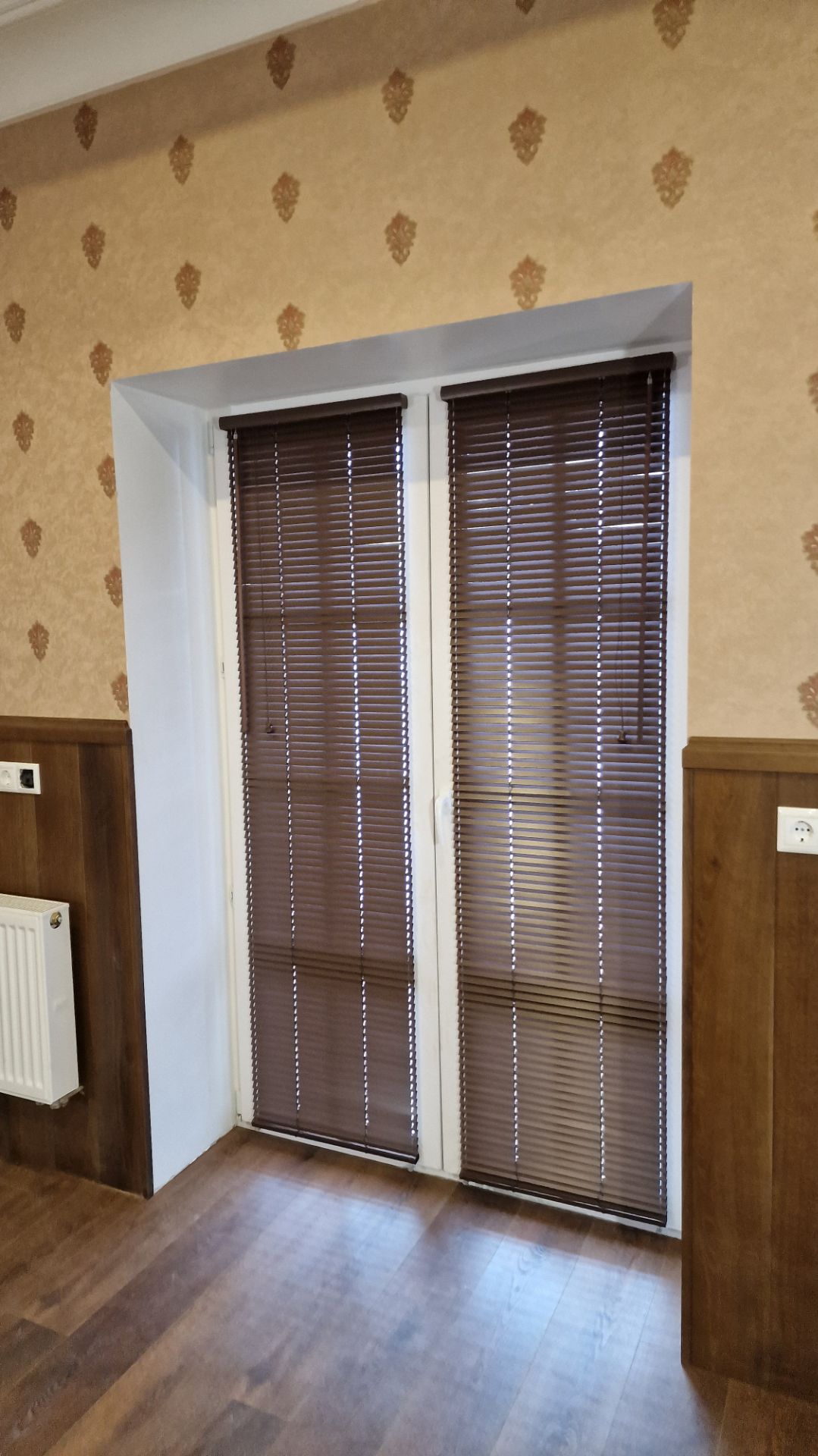 Деревянные жалюзи 25мм на двери. Цвет Орех.