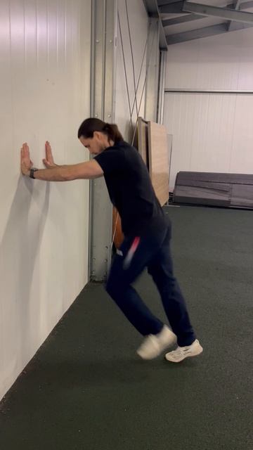 Ритмичный вынос бедра у стены