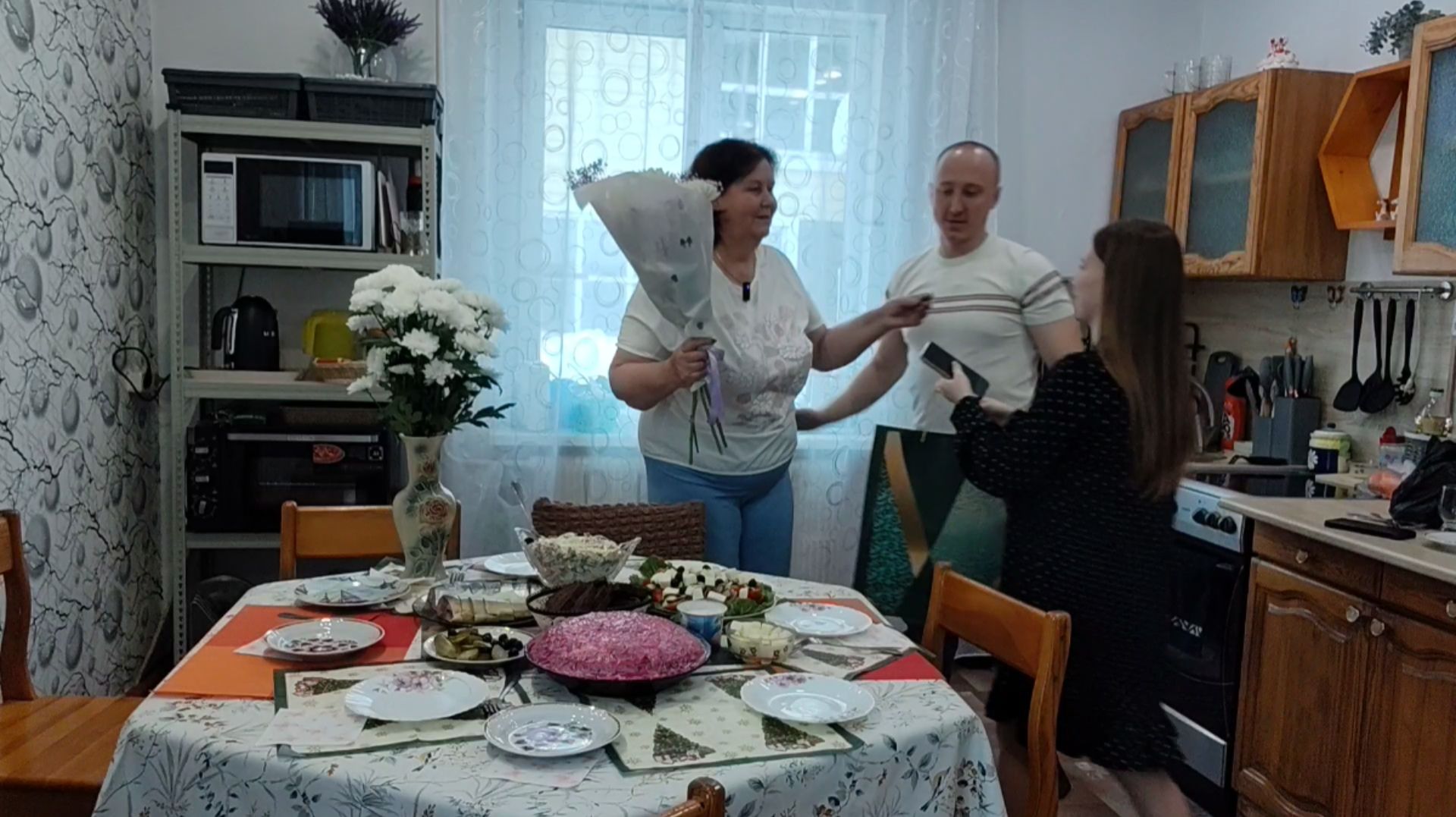 Меня поздравляют)) Подарки)) С утра работаю)) смотреть онлайн