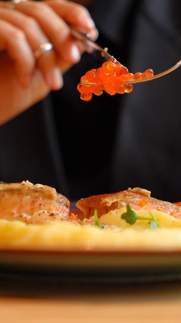 Стейк форели с картофельным пюре, сливочно-ореховым соусом и красной икрой