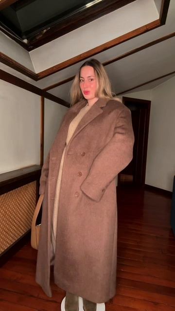 Мой образ дня 🤍
Минимализм, который говорит громче слов.
Пальто + кашемировый костюм + казаки — идеа