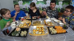 мукбанг. заказали роллы в день рождения Лалиты