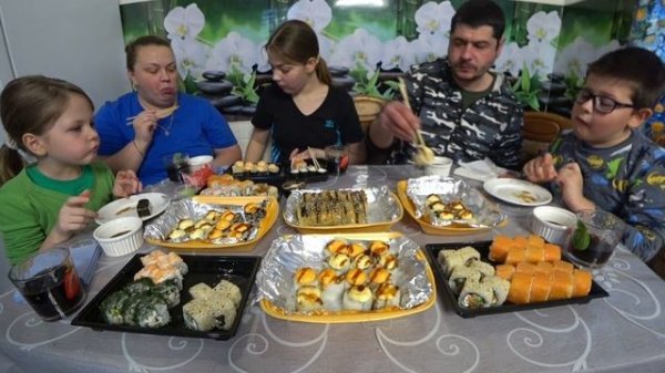 мукбанг. заказали роллы в день рождения Лалиты