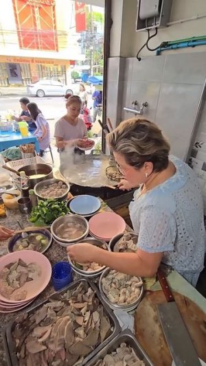 Острый суп из свиной крови по-районгски. Таиланд