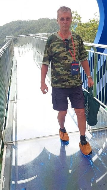 Стеклянный мост в парке Янода (Китай . остров Хайнань.) 2025 г.