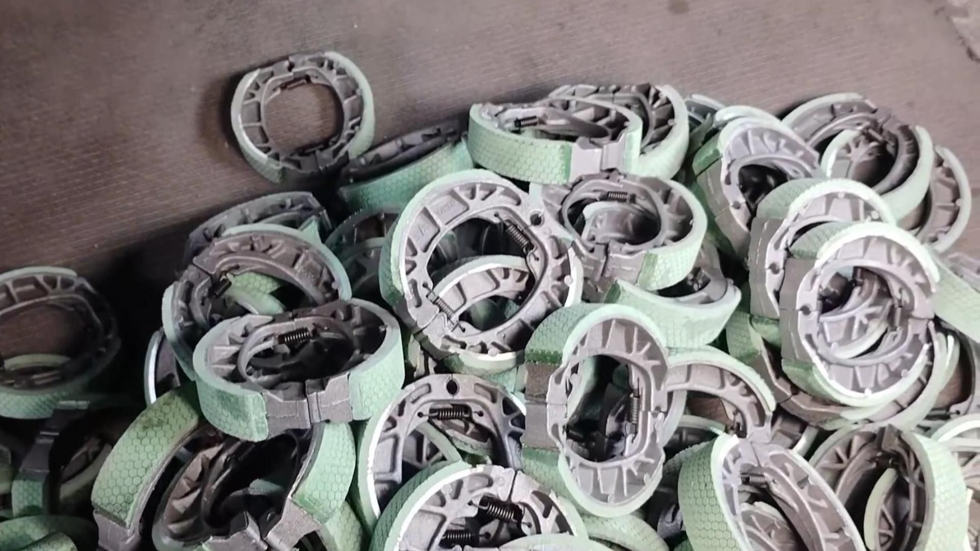 Как изготавливают тормозные колодки для байков. смотреть онлайн