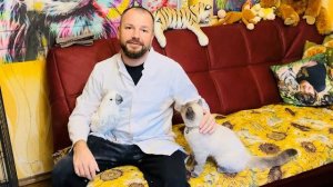 ЖорикПСИХАНУЛ, он  ПРИРЕВНОВАЛ доктора Василия к Басику, а кот к попугаю!