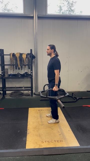 Выпрыгивание с паузой с трап-грифом