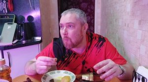 Мукбанг, селёдка холодного копчения с варёной картошкой и солёными огурцами.