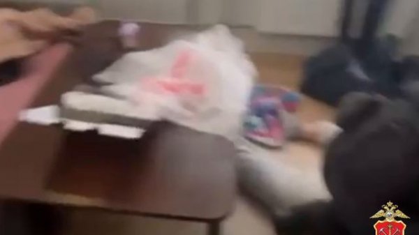 Полицией Петербурга задержаны криминальный курьер и техник аферистов, причастные к 8 мошенничествам