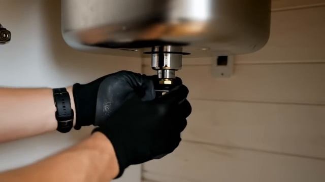 Строительство дома в лесу (ASMR) - Этот человек построил мини-дом в стволе дерева самостоятельно