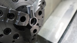 Растачивание проушины для подшипника.