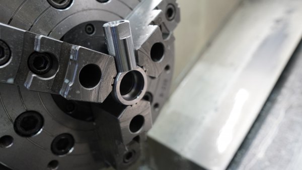 Растачивание проушины для подшипника.