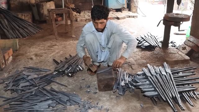 Процесс ковки мощных ножниц для резки листового металла из автомобильной рессоры. смотреть онлайн