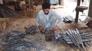 Процесс ковки мощных ножниц для резки листового металла из автомобильной рессоры.