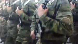 Солдаты поют песню Русь Николая Емелина.