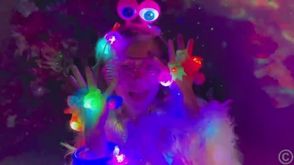 Настя и папа играют с тенями и светящимися игрушками.