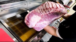 Жареная гигантская свиная грудинка, целая утка