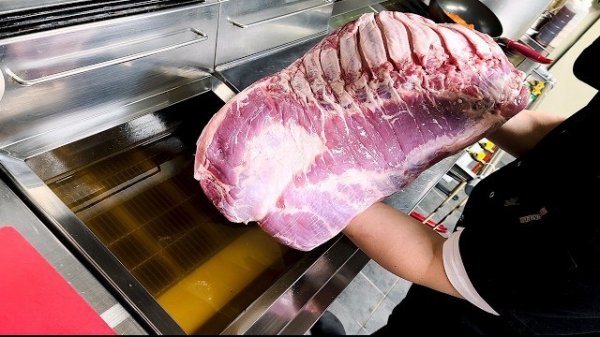 Жареная гигантская свиная грудинка, целая утка