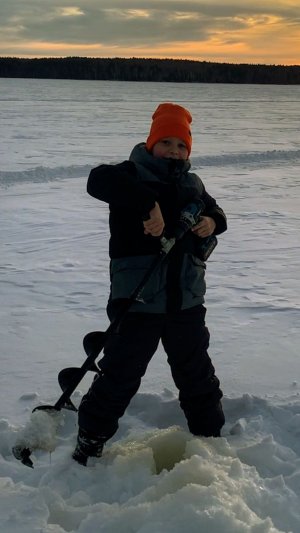 КАК ЛОМАЮТ РУКИ,КОГДА БУРЯТ ЛУНКИ ШУРУПОВЁРТОМ??? РЕБЁНОК СПРАВИТСЯ!!!