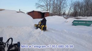 Толкаю снег двумя минипогрузчиками.