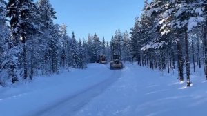 Два трактора расчищают глубокий снег в Зимнем раю