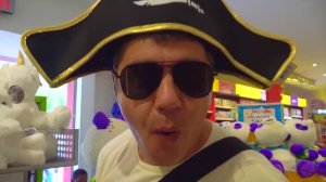 Настя играет в парках развлечений с папой