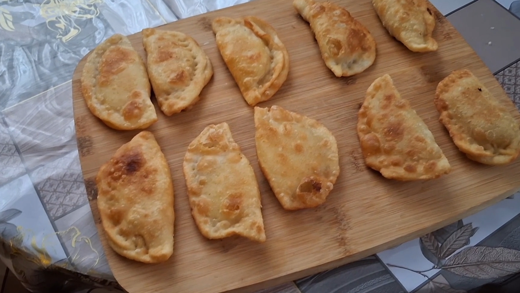 Коля на хозяйстве,а дети устали...отдыхают... смотреть онлайн