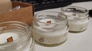 16-02-2026 ароматические свечи стоят на столе в деревне