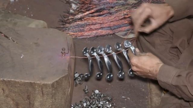 Процесс изготовления стальной дверной ручки. смотреть онлайн