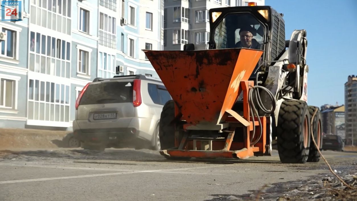 В 2 смены, в круглосуточном режиме: коммунальщики Абакана борются с наледью на тротуарах и дорогах смотреть онлайн