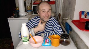 ужин с Рыжулей. сегодня кидал снег 3 раза. метель. мукбанг. обжор. еда на камеру. диета. шизофрения.