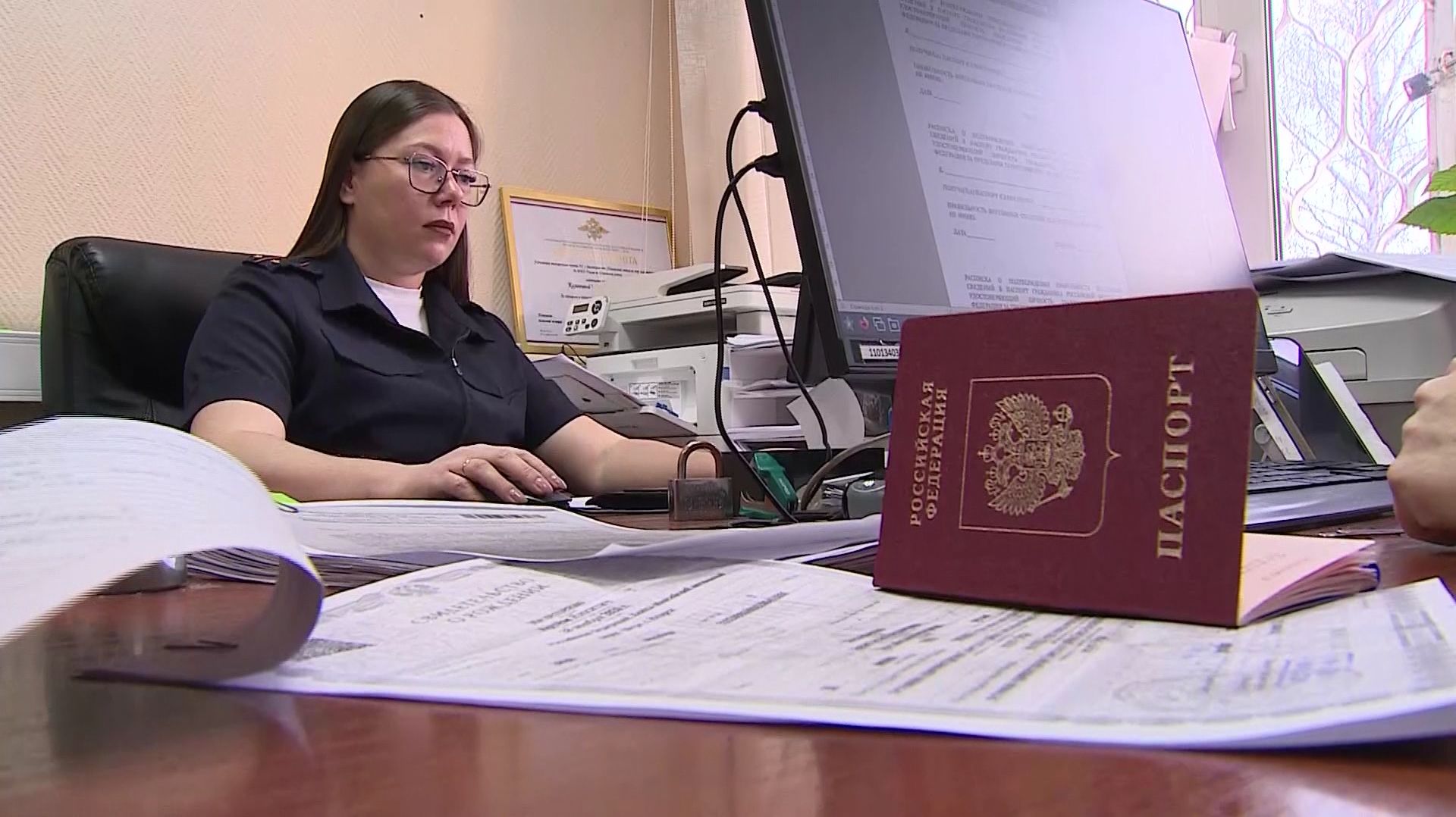 Югорчанам рекомендуют заранее позаботиться об оформлении загранпаспорта для ребёнка смотреть онлайн