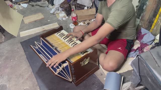 Пакистанская гармонь-пианино, Процесс изготовления смотреть онлайн