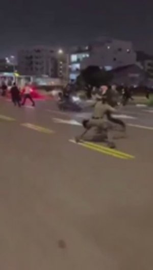 В Израиле акции протеста ортодоксальных иудеев-пацифистов разгоняют женщины-копы.