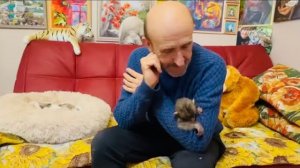 Маленький Томик заснул у Влада на руках и папа Влад не шевелится-бережет сон малыша!