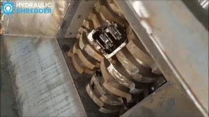 Безумный автомобильный двигатель против мотоциклетного в тесте на промышленный измельчитель |