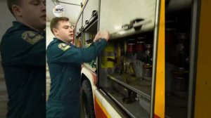 Разрезает вечер сиреной и мчится сквозь город… Навстречу огню. Навстречу тем, кто в беде