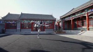 Китайский робот гуманоид L7 от компании Robotera исполняет танец с мечом