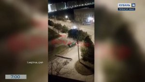 В Анапе сильный ветер сорвал часть кровли здания и снес несколько деревьев