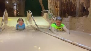 Настя играет в парках развлечений с папой