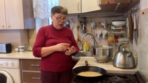 Сделала чесночную пасту. Вспоминаю о молодости. Получились тонкие, вкусные блины.