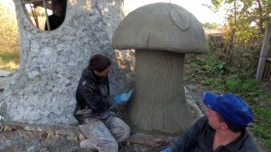 туалет  на  даче  в  виде  гриба  из  арт  бетона  лавочка  с  щукой  и  собачка с  будкой   обзор.