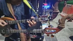 ТАЙЛАНД. ПАТТАЙЯ . УЛИЧНЫЙ МУЗЫКАНТ НА НАБЕРЕЖНОЙ "ДЖОМТЬЕН"