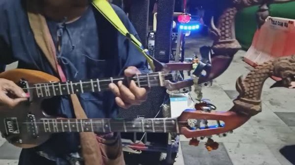 ТАЙЛАНД. ПАТТАЙЯ . УЛИЧНЫЙ МУЗЫКАНТ НА НАБЕРЕЖНОЙ "ДЖОМТЬЕН"