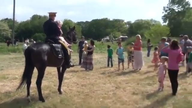 Казаки катают на лошадях всех желающих певцы и танцоры развлекают зрителей смотреть онлайн