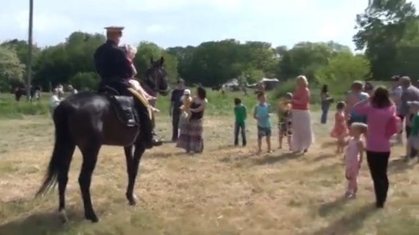 Казаки катают на лошадях всех желающих певцы и танцоры развлекают зрителей