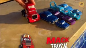 👶 БИЛИНГВЫ С ПЕЛЁНОК: Распаковка Тачек и учим английский с Молнией МакКуином и друзьями! 👶✨