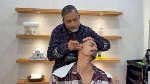 Уличный парикмахер Варис делает длительный массаж головы